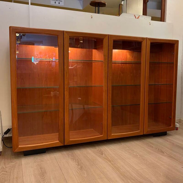 Deense teak vitrinekast met verlichting van Dyrlund