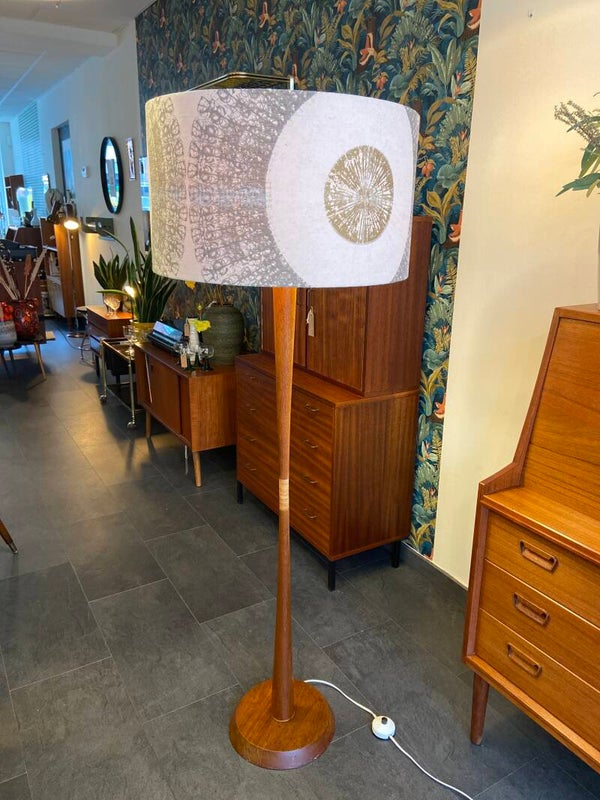 Vintage Deense teak vloerlamp met rotan detail