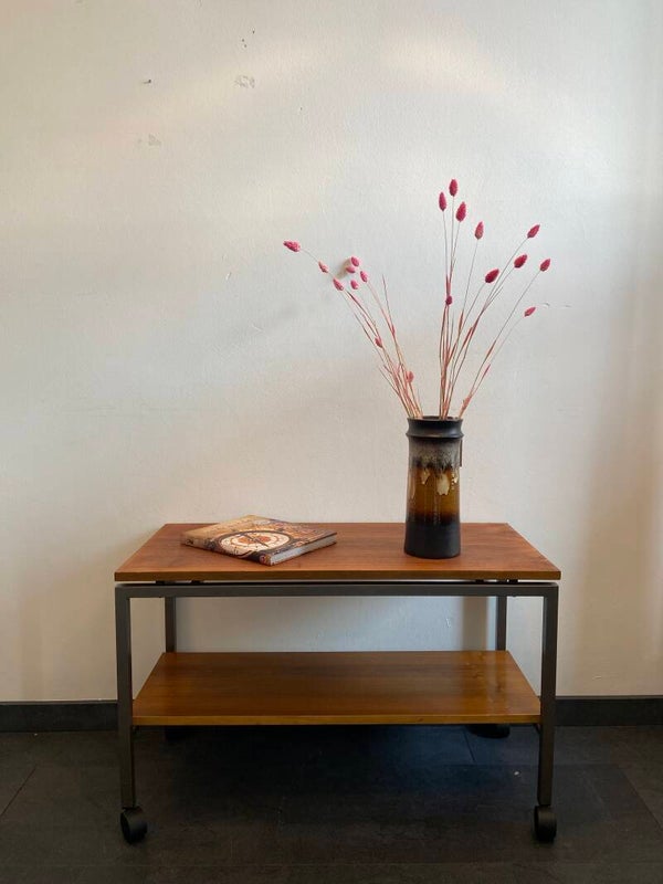 Vintage TV-tafel van teakhout met metalen frame op wielen