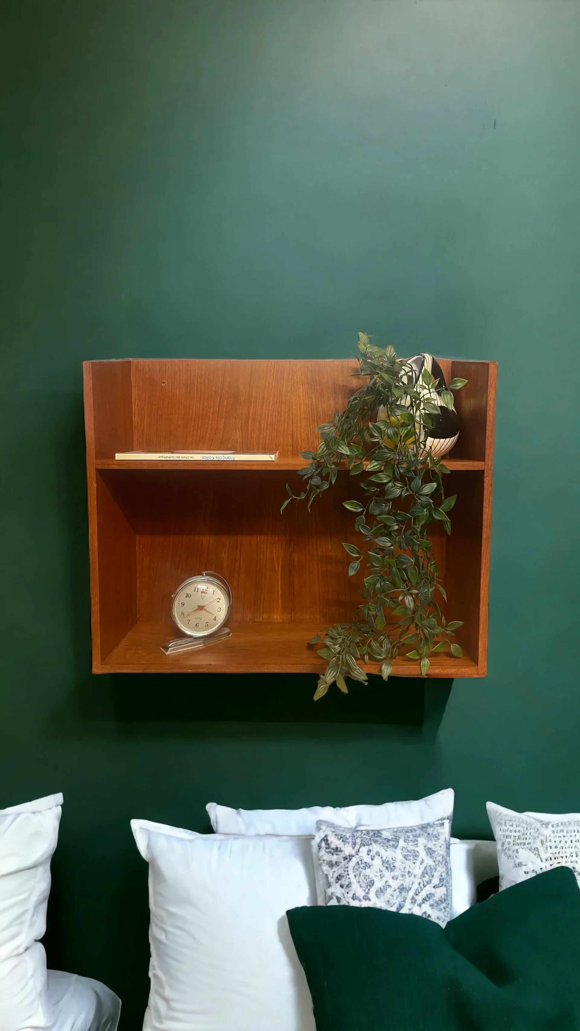 Vintage teak hangkastje