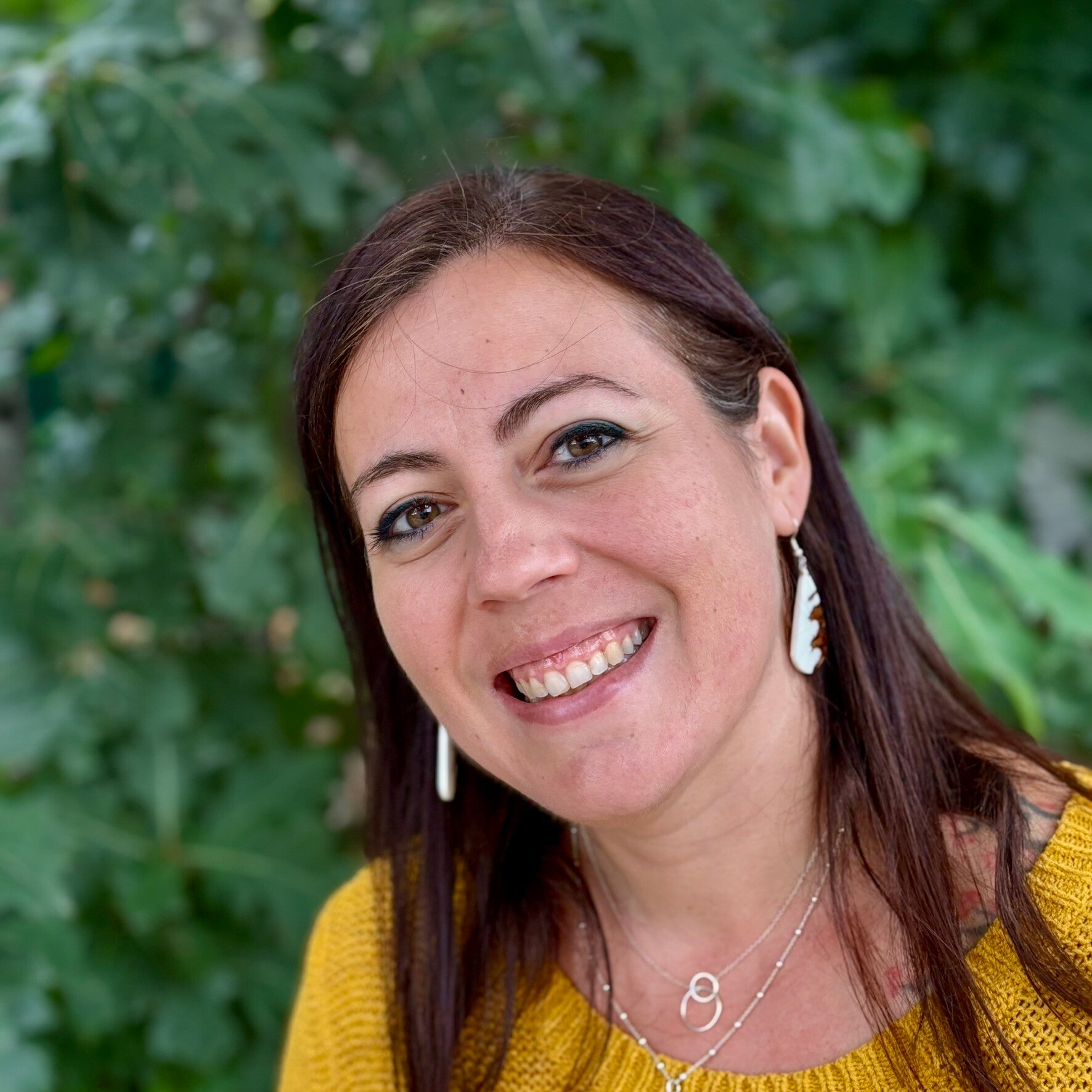 Photo de l’artiste Anna Gil Vendrell d’Angive Art, créatrice de fresques, tableaux et objets peints à Bordeaux