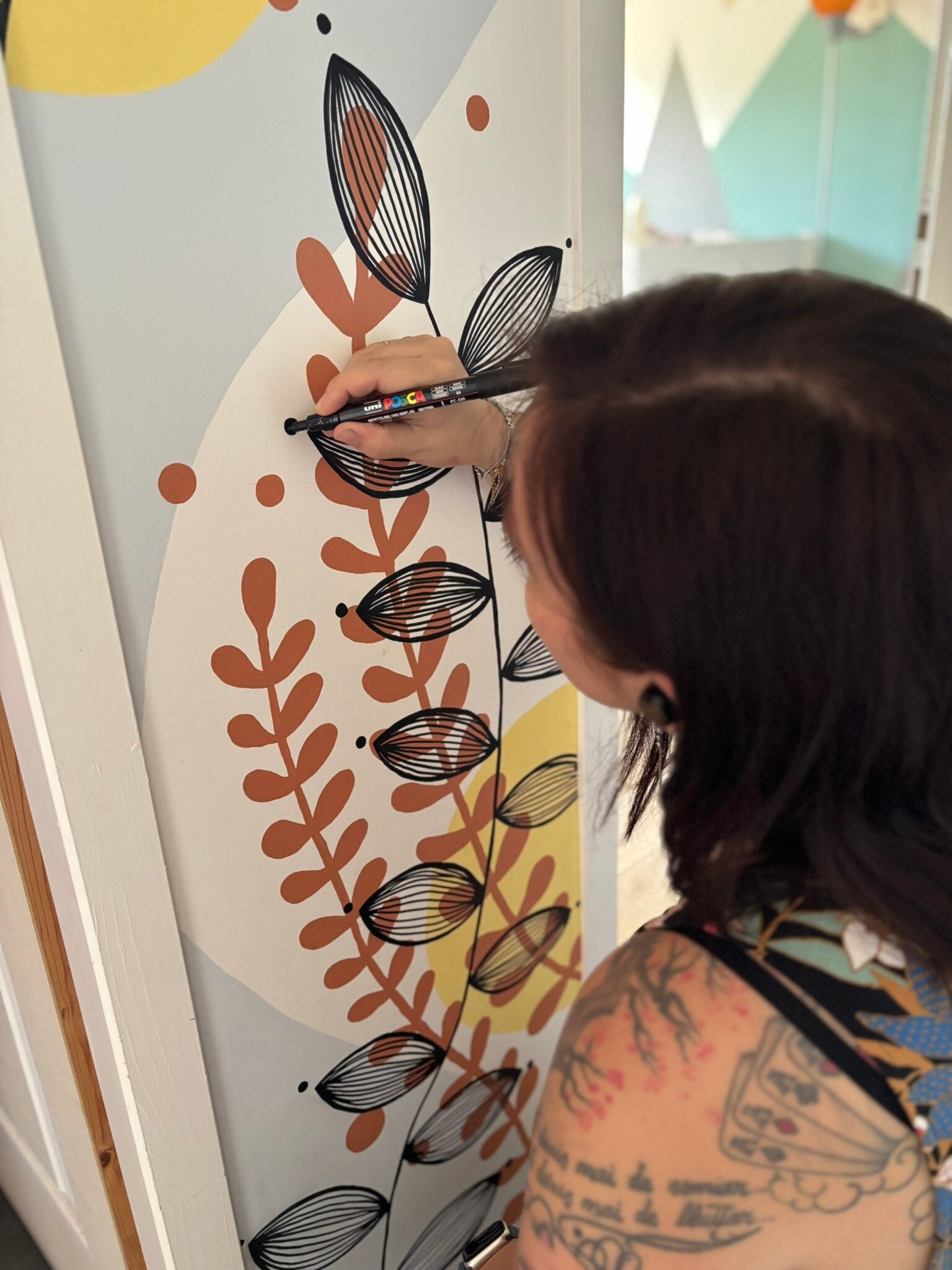 Fresque murale colorée personnalisée par Angive Art à Bordeaux