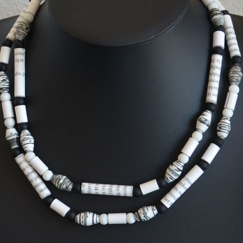 Papierkralen ketting. Zwart/wit