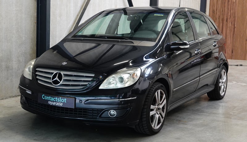 mercedes b-klasse w245 zwart in showroom voorkant en zijaanzicht