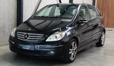 mercedes b-klasse w245 zwart in showroom voorkant en zijaanzicht