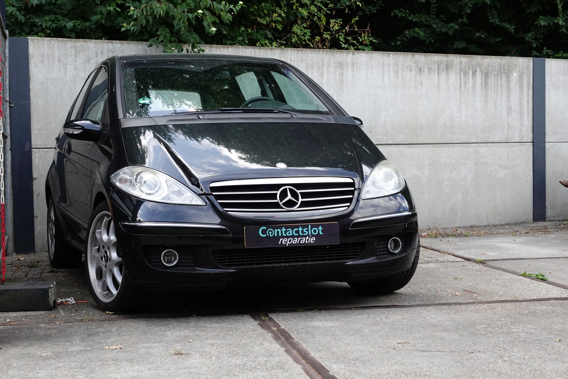 tweemaal mercedes a-klasse w169 speels geparkeerd