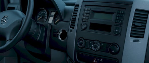 dashboard mercedes sprinter met gat van uitgebroken contactslot na diefstal