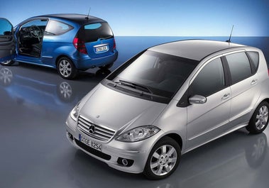 tweemaal mercedes a-klasse w169 speels geparkeerd