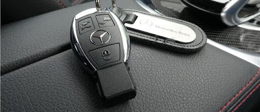 mooie nieuwe mercedes sleutel op midden steun van mercedes