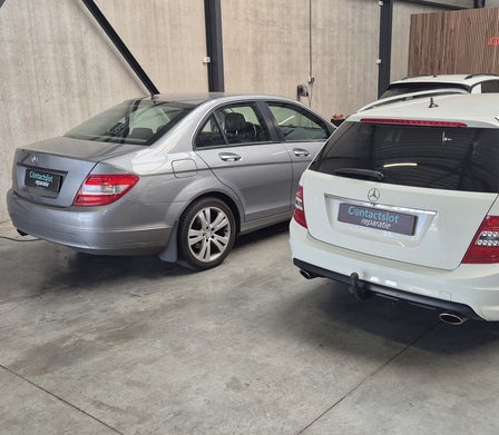 werkplaats met twee mercedes c-klasse