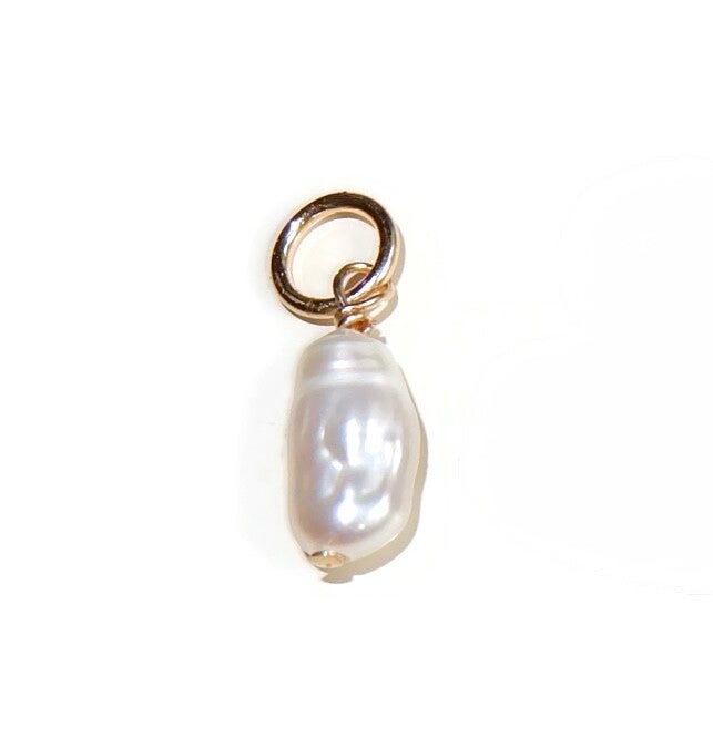 charm irregular white freshwaterpearl CPG3085