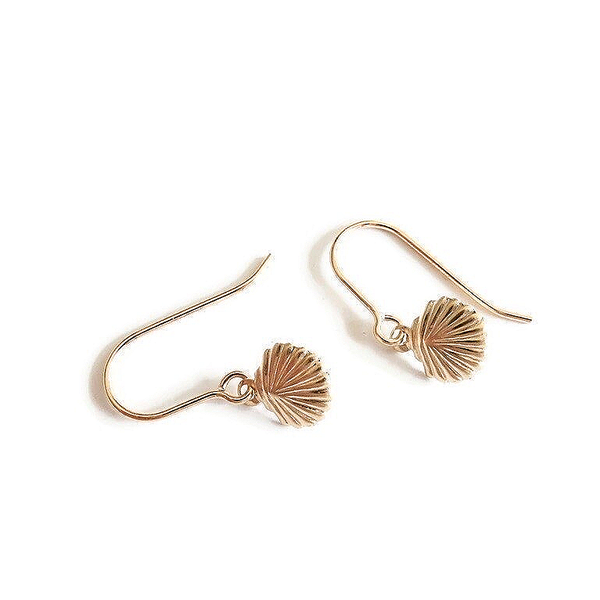 earrings with a 7 mm shell charm EB1760