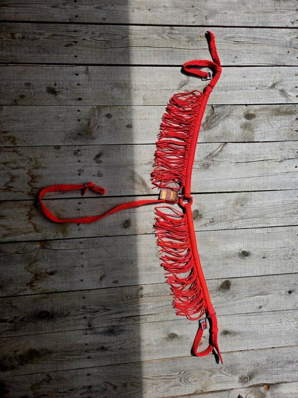 Breast collar rouge avec franges en paracorde