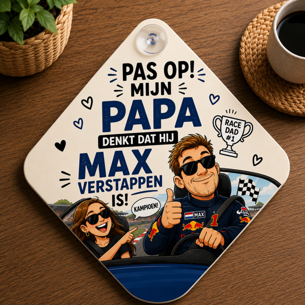 Autobordje | Pas op, mijn papa denkt dat hij Max Verstappen is (dochter)