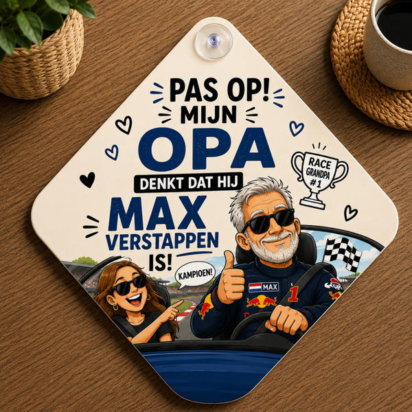 Autobordje | Pas op, mijn opa denkt dat hij Max Verstappen is! (Kleindochter)