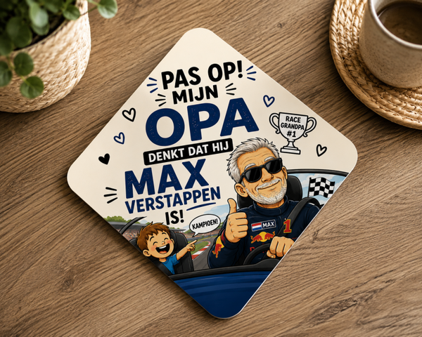 Autobordje | Pas op, mijn opa denkt dat hij Max Verstappen is!