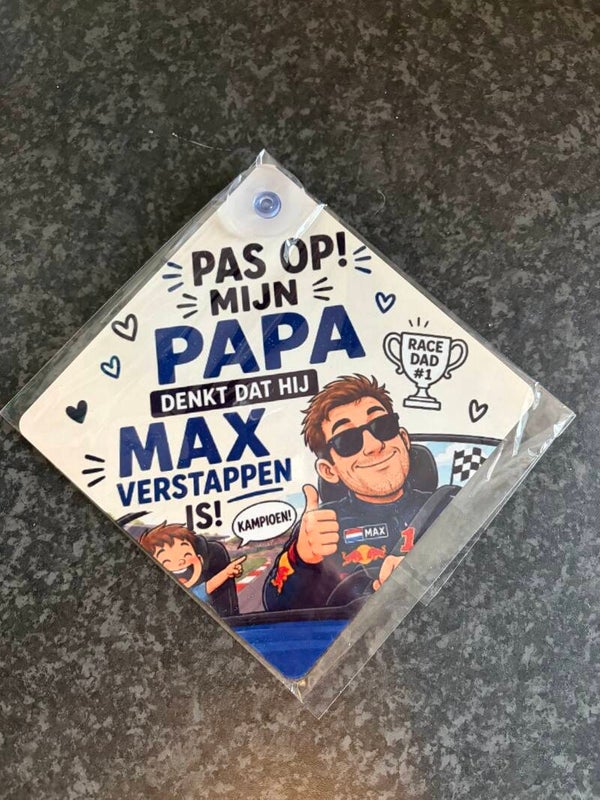 Autobordje | Pas op, mijn papa denkt dat hij Max Verstappen is!