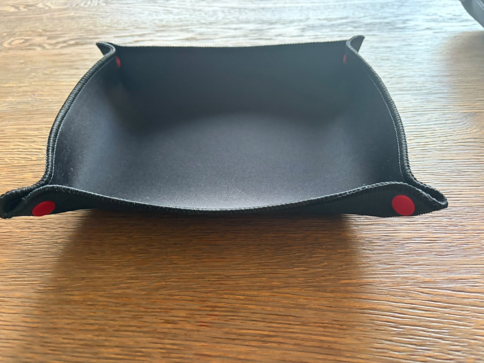 Dobbelbakje | Zwart met rode knopen