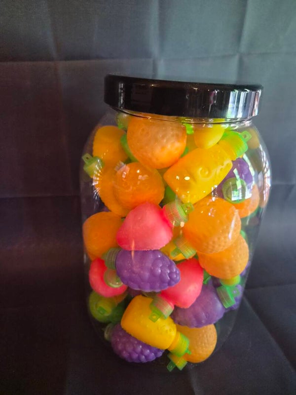 fruitspeeltje gevuld met zoet suikerpoeder