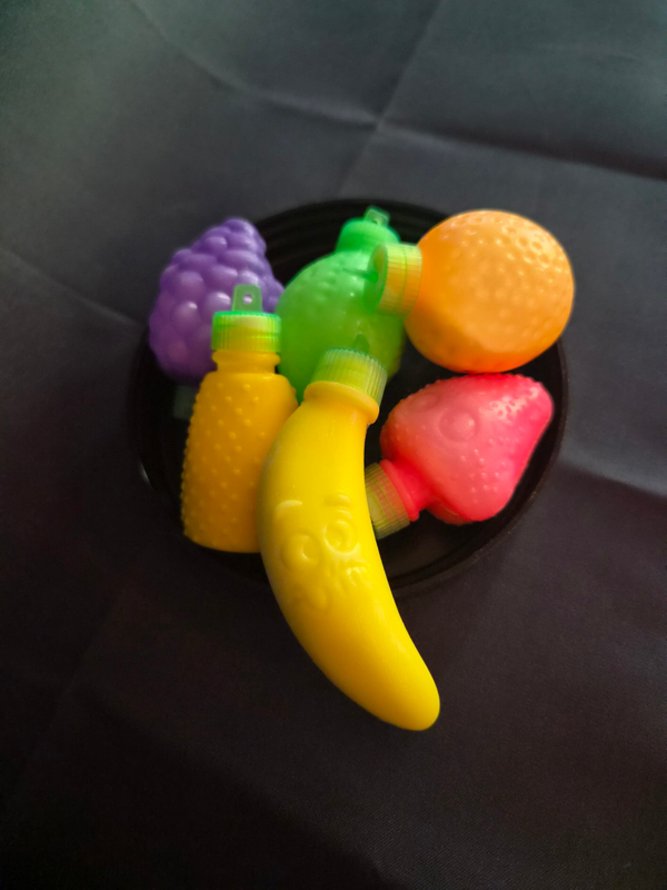 fruitspeeltje gevuld met zoet suikerpoeder