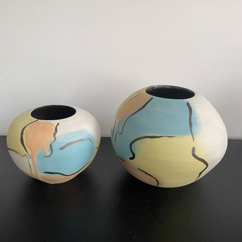 Maries keramiek, vrolijk gekleurde vazen