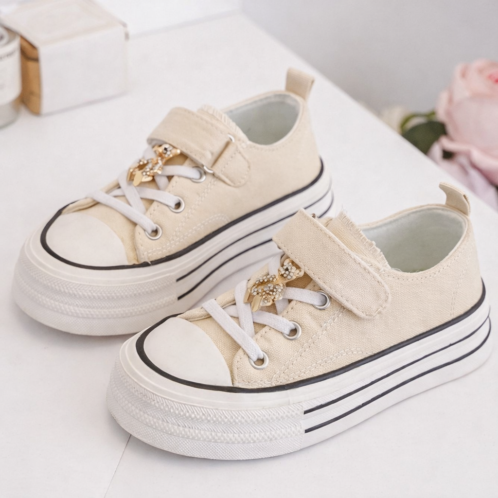Beige sneakers met schoenbedels