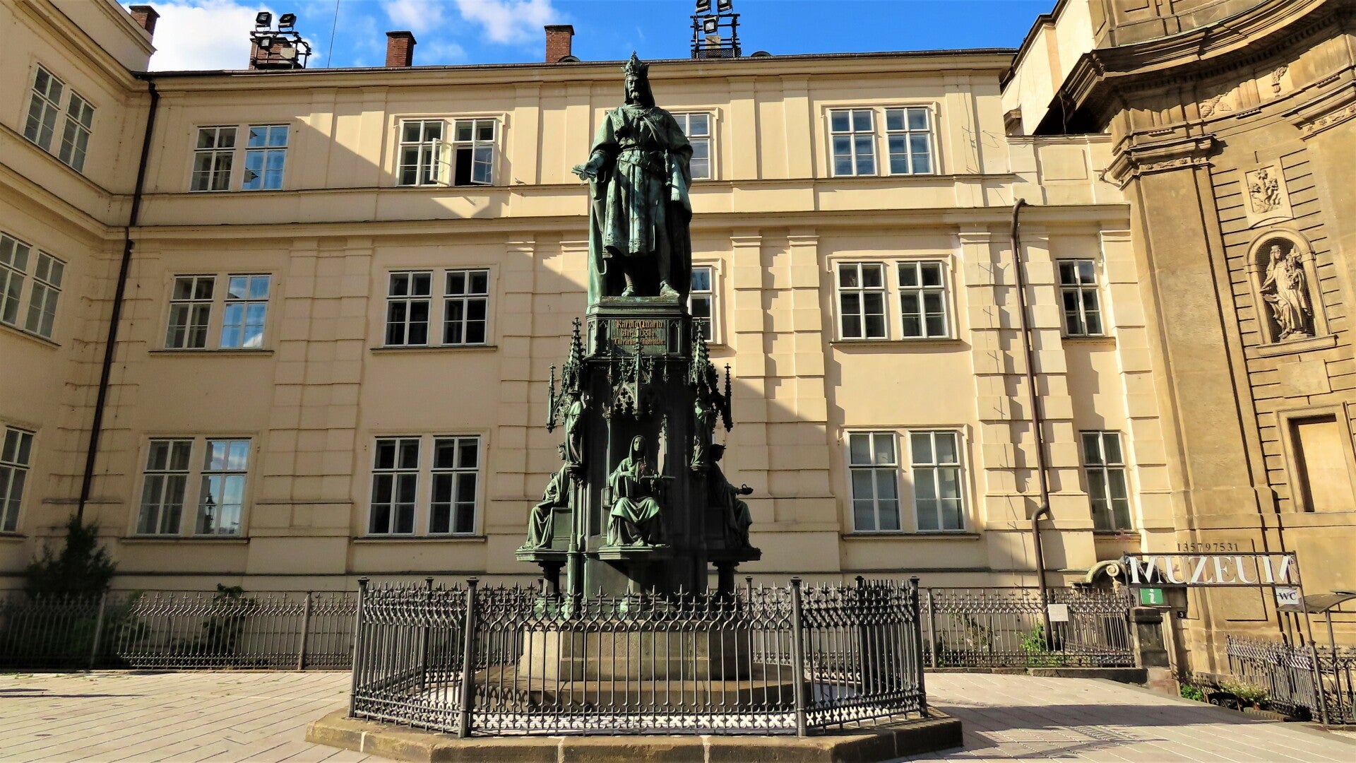 Standbeeld Karel IV bij de Karelsbrug in Praag