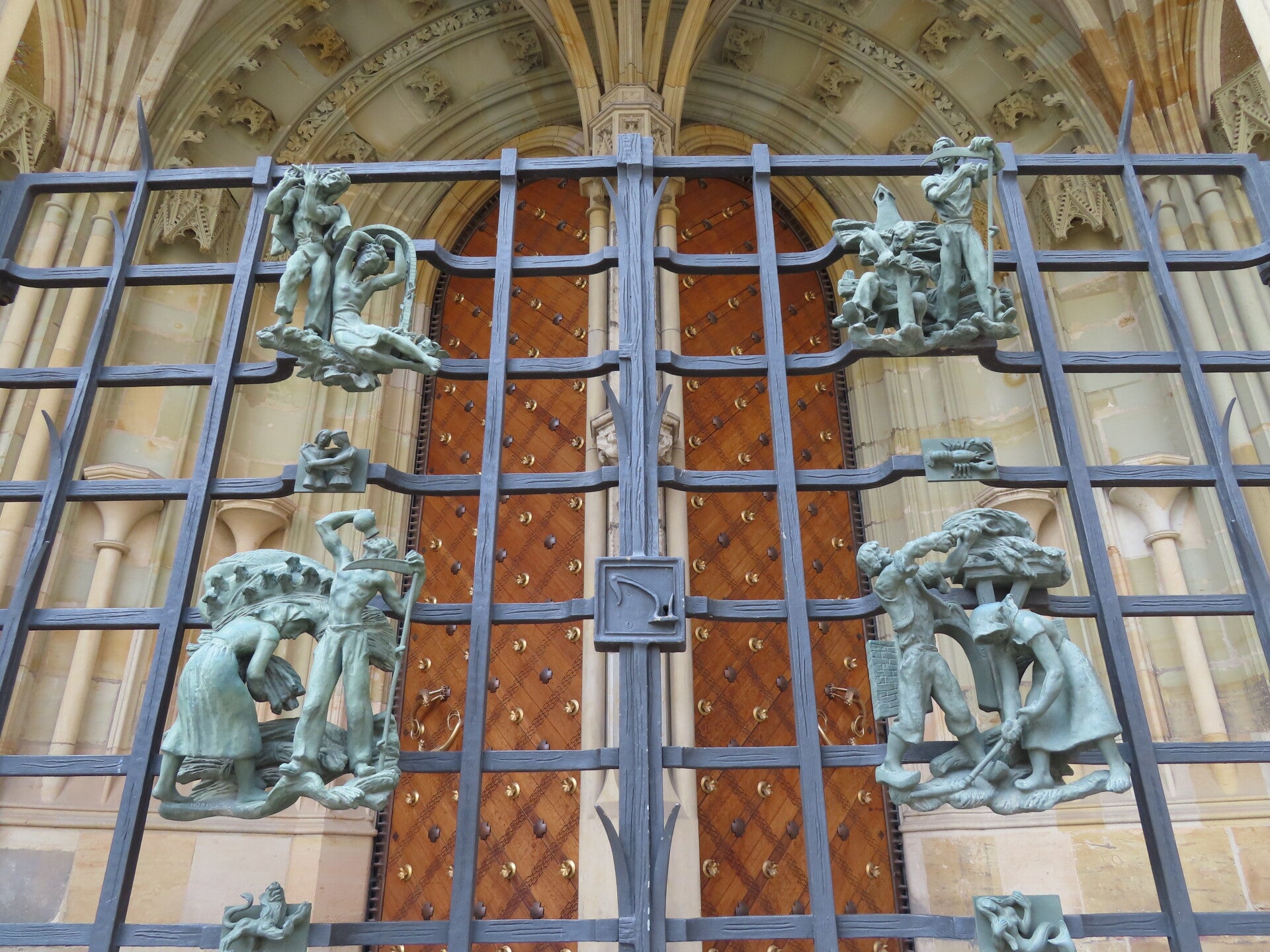 praagse-burcht-binnen-kerk-vitus-27-standard-8pfgbf.jpg