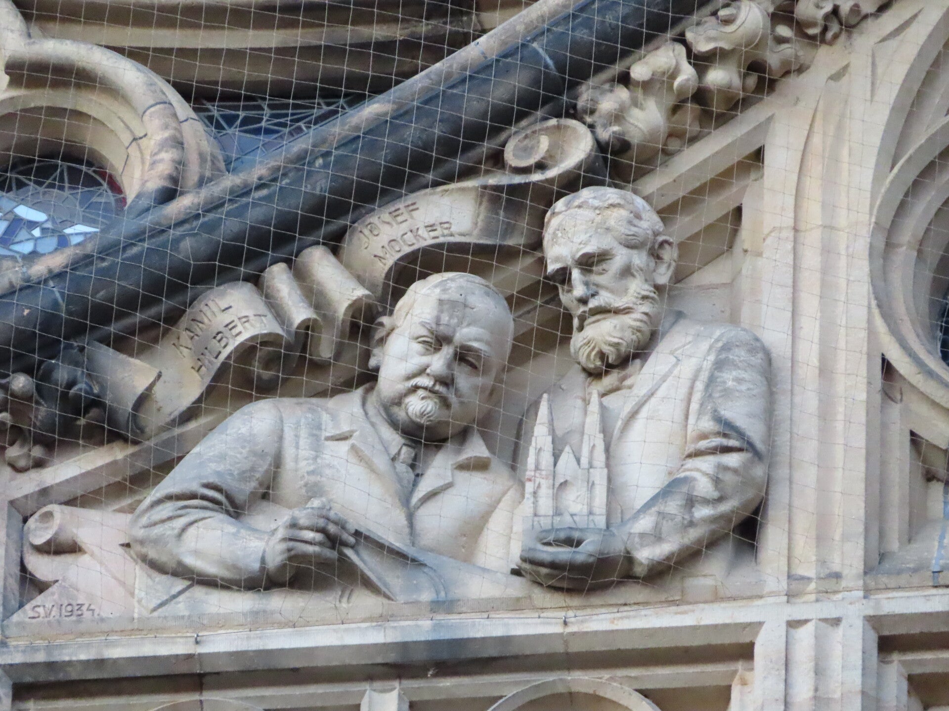 praagse-burcht-sint-vitus-kathedraal-detail-1-standard-pxqszy.jpg