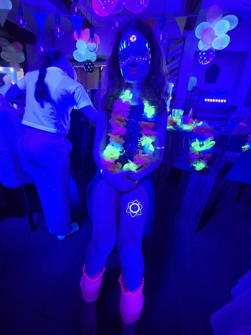 Sfeerbeeld van een kinderfeestje onder UV-verlichting