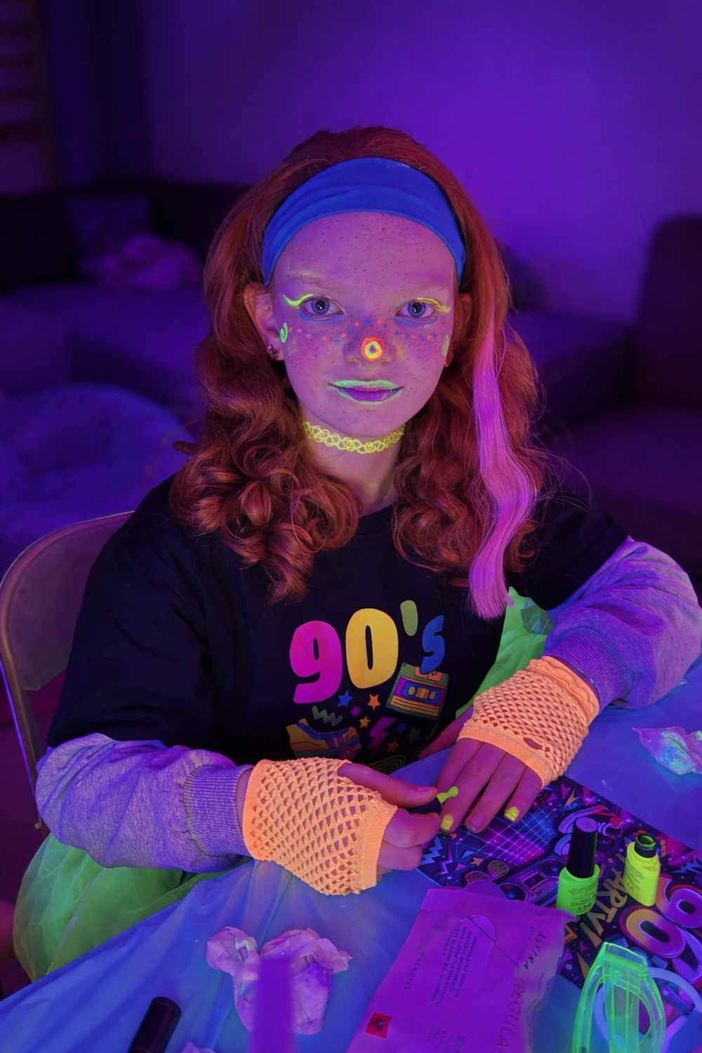 Sfeerbeeld van een glow kinderfeestje met neonkleuren en accessoires