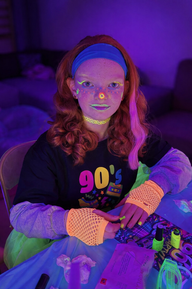 Glow kinderfeestje met neon schmink en accessoires