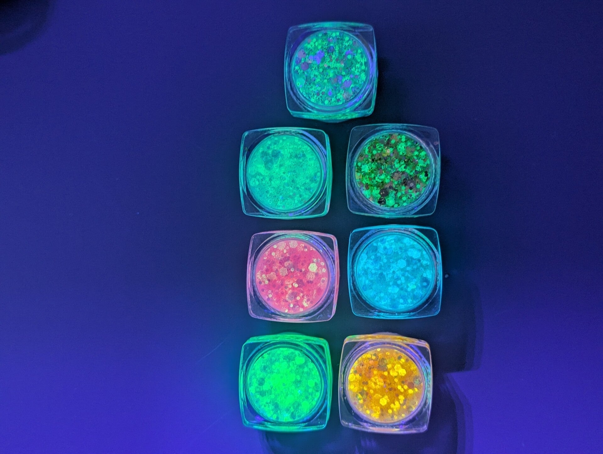 Glitter Neon Make-up – Glow in the Dark