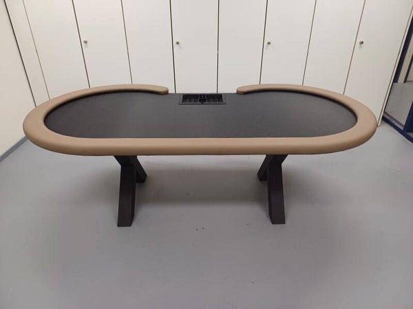 Ovaal met diepe zit, 240cm  incl dealertray & cups in het speelveld