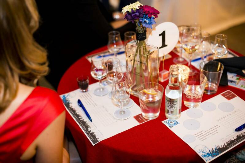 Gin tasting. Samen Gin Tonic drinken