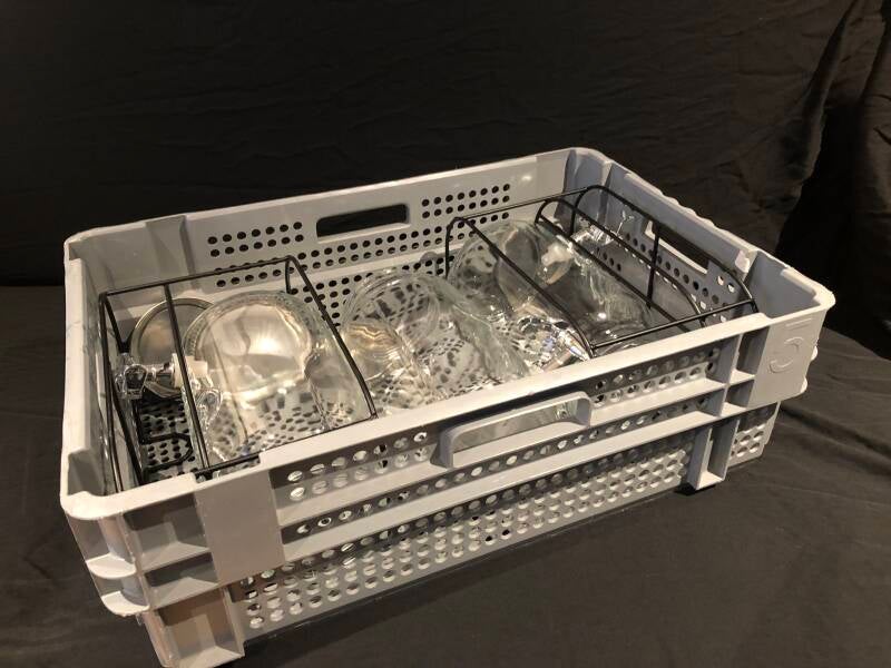 Salon Picon DIY-pakket levert ook de glazen dispensers mee in bakken voor gemakkelijk vervoer.