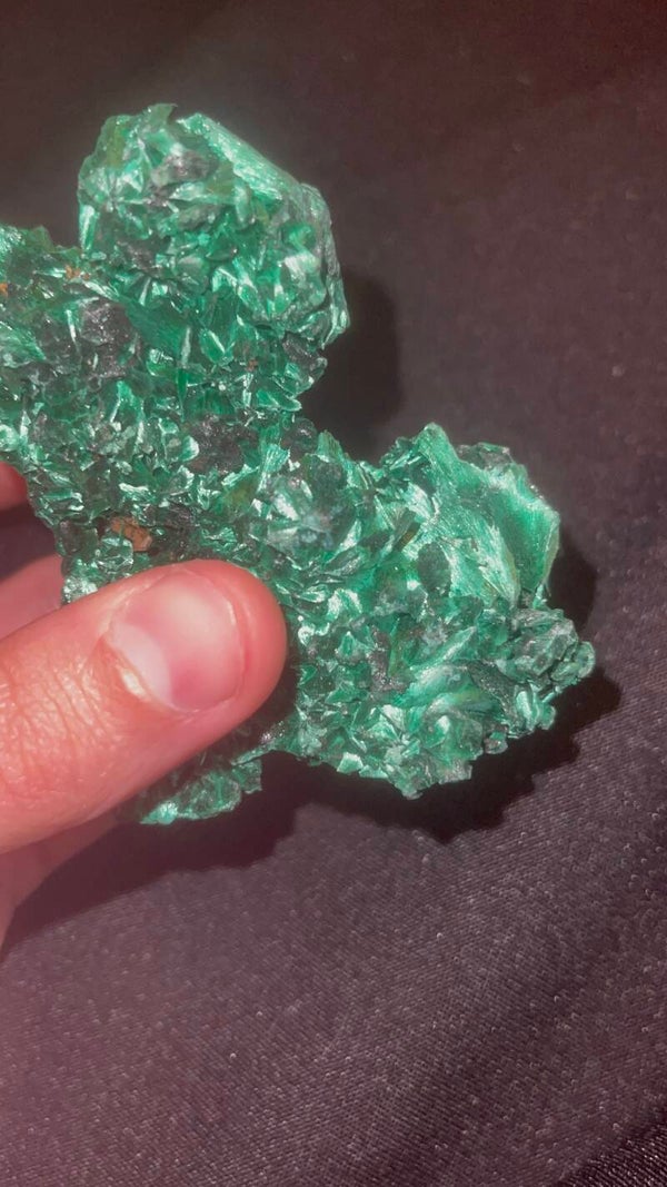 Prachtige Fluweel Malachiet Cluster met Kristalpiek (Congo) – 137 gram