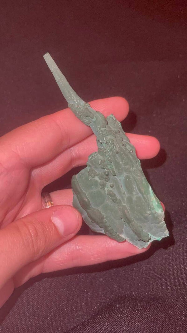 Zeldzame Fluweel Malachiet 'Speer' Stalagmiet (Congo) – 91 gram