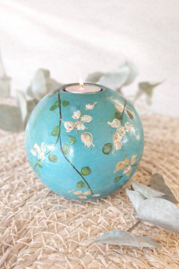 Urn waxine licht met bloesem