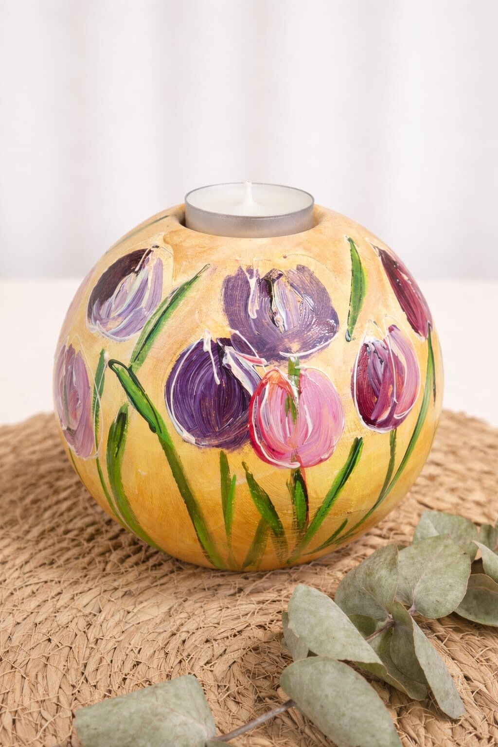 Urn waxine licht met tulpen