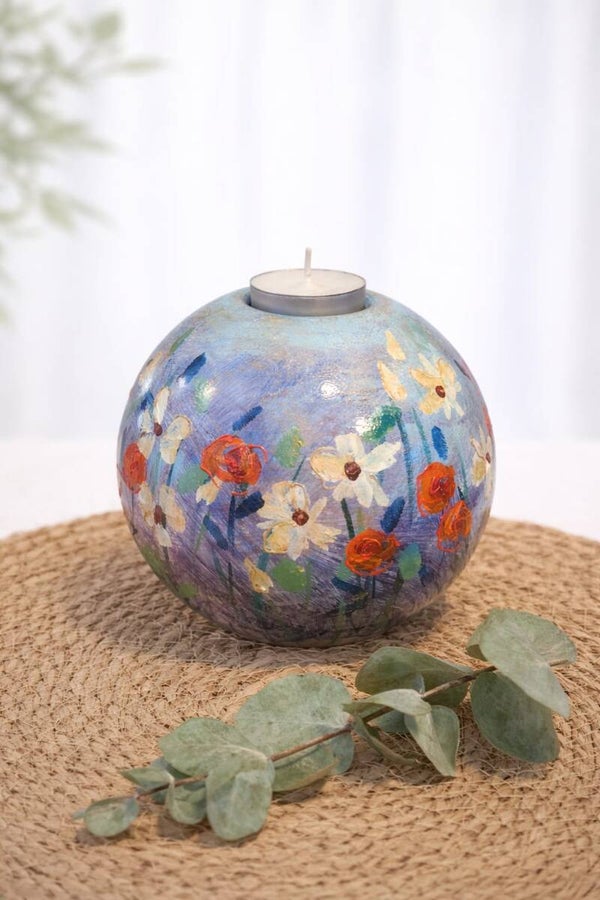Urn waxine licht met bloemen