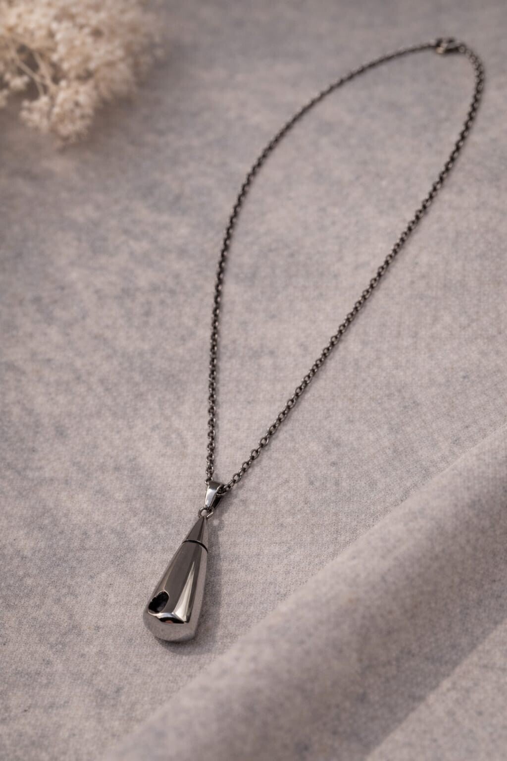 As ketting buisje met open hartje zijkant onder