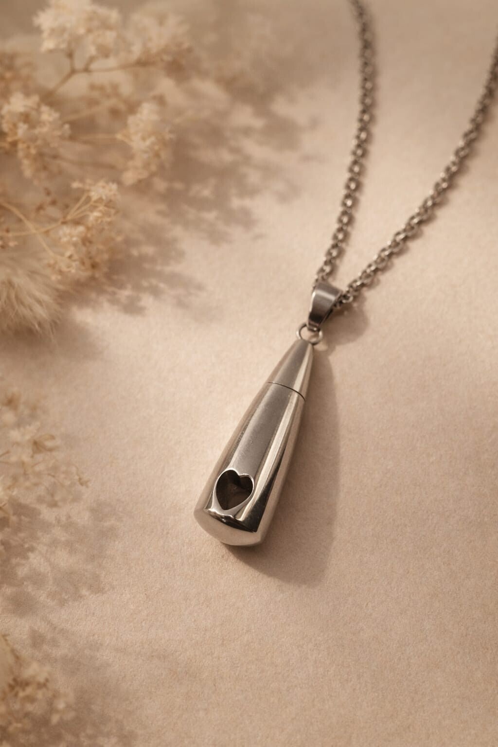 As ketting buisje met open hartje midden onder