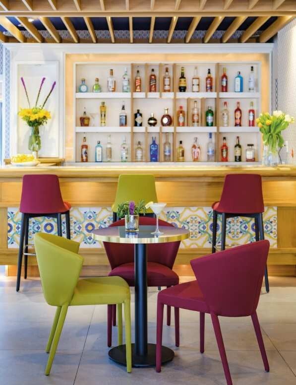 Restaurant Positano Coast : chaises Calligaris Claire et fauteuils Coco