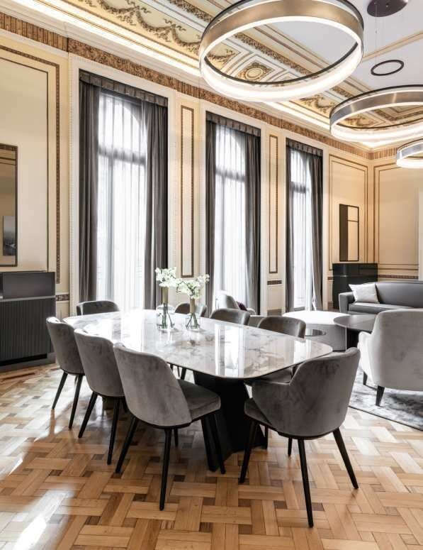 Restaurant d'hôtel Radisson Milan : chaises Calligaris Foyer et table Icaro