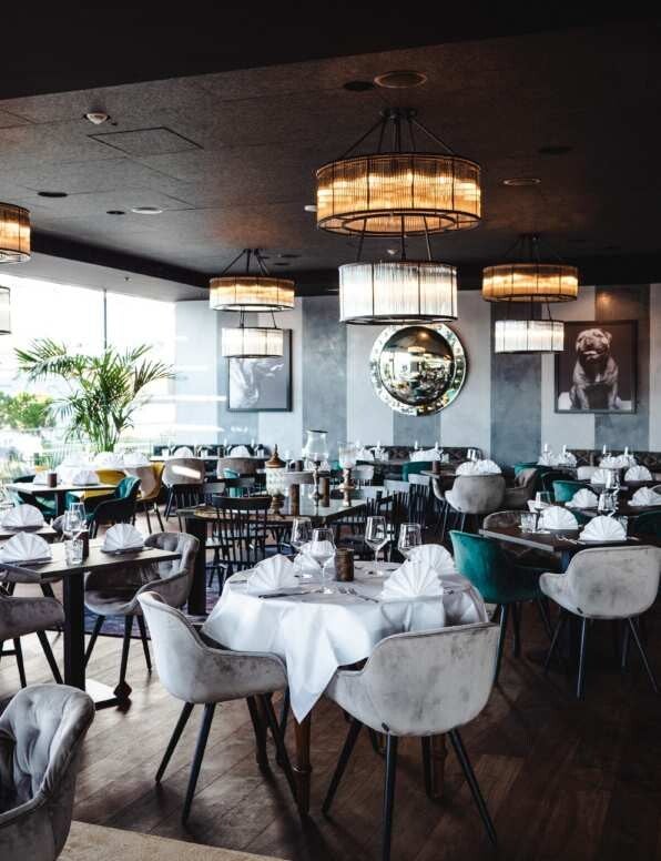 Restaurant Leo à Zurich : chaises Calligaris Igloo