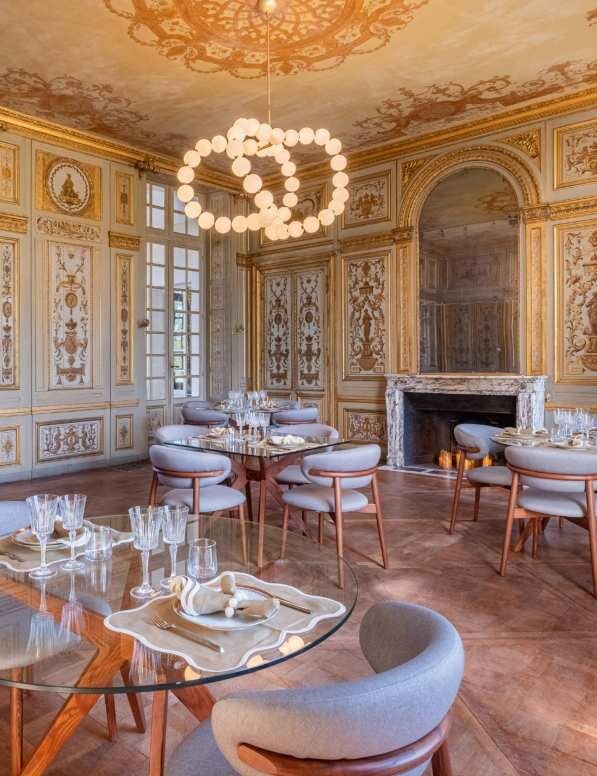 Château La Borde en Sologne : chaises Calligaris Oleandro et tables Kent