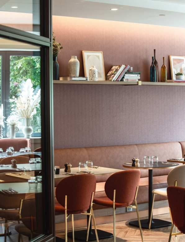 Restaurant d'hôtel à Paris Porte Maillot équipé de chaises Calligaris Inès