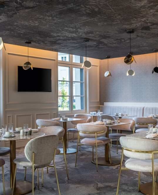 Salle de restaurant de l'hôtel Les Trésorières à Tours, chaises Calligaris