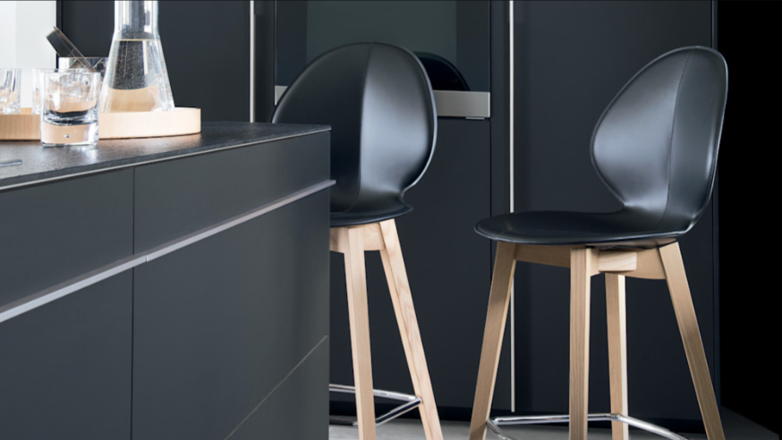 Tabourets de bar Calligaris Basil, coque noire et piètement bois